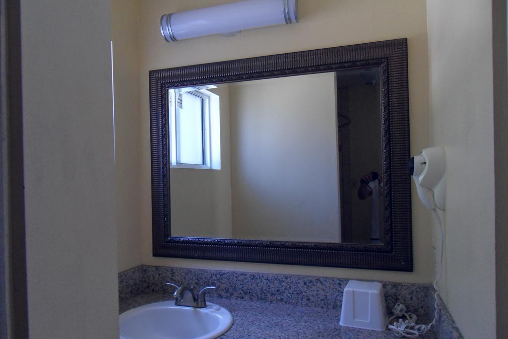 Rose Garden Motel 2*